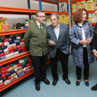 La alcaldesa Gloria Fernández Merayo, ayer con los responsables del Banco de Alimentos. L. DE LA MATA