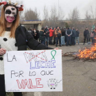 Una ganadera sostiene una pancarta para reivindicar un precio justo para la leche de vacuno. RAMIRO