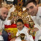 Javier Molina, Yamila Sidati y Daniel Flecha, con sus premios. DL