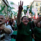 Seguidores del Movimiento Socialista Panhelénic celebran su victoria por mayoría absoluta.