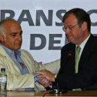 El alcalde de Santa María del Páramo y el consejero de Fomento sellan el acuerdo.