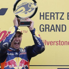 Salom, con el trofeo que lo acredita como vencedor del GP de Gran Bretaña de Moto3.