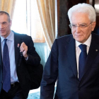 El presidente italiano, Sergio Mattarelli, en primer plano, junto a Carlo Cottarelli en el Palacio del Quirinal.