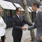 Artur Mas saluda al rey Felipe VI, ante la delegada del Gobierno en Cataluña, Llanos de Luna.