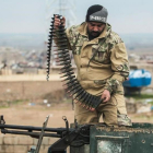 Un militar iraquí sobre un vehículo armado se prepara para los combates, el pasado miércoles en Mosul.