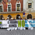 Los regantes de la cuenca del Duero se manifestaron ayer ante la sede de CHD en Valladolid. DL