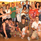 La consejera de Cultura y Turismo, Alicia García, sujeta en brazos a uno de los bebés nacidos a lo largo del año, cuyos padre recibieron uno de los quince cheques-bebé solicitados en Valencia de Don Juan.