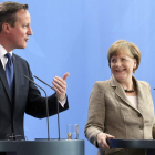 Cameron y Merkel atienden a los periodistas.