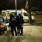 Personal sanitario atiende a una mujer que resultó herida en Sevilla tras hacerse un selfi.