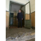 Alejandro Clavero muestra el estado del portal, con el escalón roto