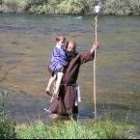 Momento en que San Cristóbal cruza el río Esla, en la zona del barrio de Santa Bárbara