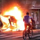 Durante los altercados un grupo de manifestantes quemó un coche de la Policía Federal