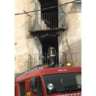 Un bombero observa el estado en el que quedó la vivienda tras el fuego