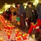 Miles de personas continúan encendiendo velas en Atocha en recuerdo de las víctimas del atentado