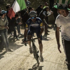 Julian Alaphilippe, en un tramo de sterrato de la Strade Bianche.