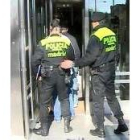 Agentes de la policía municipal de Madrid durante los registros de ayer