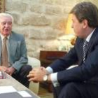 El alcalde de Villalar de los Comuneros charla con el presidente de las Cortes de Castilla y León
