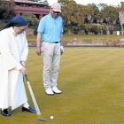 Lucía Caram juega a golf en un campo solo apto para multimillonarios.