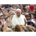 El papa Francisco saluda a los fieles durante su audiencia general de los miércoles en la plaza de San Pedro en el Vaticano, el pasado día 11.