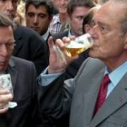 Shröder y Chirac tomando una cerveza en un receso de la cumbre de Aquisgrán