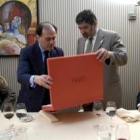 Villanueva entrega una placa homenaje al ex rector de la Universidad de León Ángel Penas