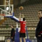 Aranzana observa el trabajo de sus jugadores durante el entrenamiento de ayer