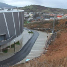 Imagen reciente del Bembibre Arena y la ladera de la antigua ladrillera de la villa.