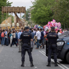 Policías vigilando una procesión en Sevilla ayer. MUÑOZ