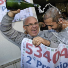 Vecinos de Manises celebran en la calle los millones que les han tocado con el segundo número premiado de la lotería.