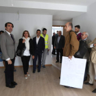Quiñones, con la alcaldesa, entre técnicos, visita una de las viviendas de promoción. L. DE LA MATA