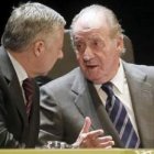 Blanco conversa con el Rey en la entrega de los premios Entrecanales.