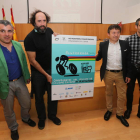 El cartel con su creador y el alcalde Samuel Folgueral.