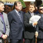 Ángel Calvo, Antonio Silván, Carlos López Riesco y José Luis Ramón, acalorados en medio de la ofrend