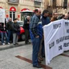 Los trabajadores no renovados se volvieron a concentrar ayer por la mañana frente al consistorio