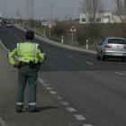 Un agente de la Guardia Civil de Tráfico de servicio en una carretera de la provincia.