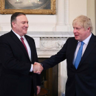 El secretario de Estado de EE UU, Pompeo, estrecha la mano del primer ministro Johnson.