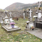 Los descendientes de Vegamian arreglan las tumbas a pesar de estar cerrado el cementerio.