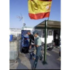 Un guardia civil detiene a un inmigrante irregular, ayer, en Almería