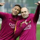 Iniesta bromea con Neymar en un entrenamiento del Barça