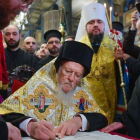 El patriarca ecuménico Bartolomé I asiste a una ceremonia de firma del decreto tomo de la Iglesia ucraniana en la iglesia patriarcal de San Jorge, en Estambul.