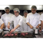 Segarra, Víctor Martín y el equipo del hospital en los fogones. R. C.