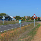 Espacio junto a la carretera LE-413 por el que transcurrirá el nuevo paseo peatonal. MEDINA