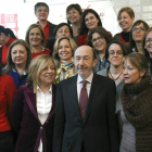 Rubalcaba posa con algunas de las mujeres de la nueva dirección Ejecutiva del PSOE.