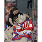 Antonio López celebra en lo alto de la fuente de Neptuno la victoria en la final de la Liga Europa.