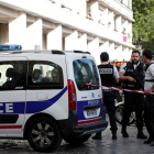 La policía francesa asegura la zona donde soldados franceses fueron heridos por un vehículo, en el este de París, en el suburbio de Levallois-Perret, el 9 de agosto