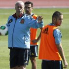 Del Bosque hace indicaciones a sus jugadores.