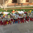 La plaza del Ayuntamiento de Rubí despide a Xavi con peluches.