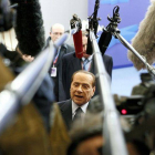 Berlusconi, interpelado por los periodistas, ayer en Bruselas.