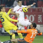 Negredo remata ante el guardameta del Villarreal, Diego López, y el defensa José Manuel Catalá.