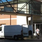 Obreros que realizan tareas de mantenimiento en el ambulatorio entrando en él, el viernes pasado